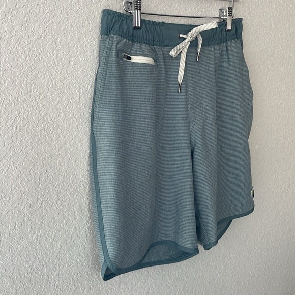 Vuori Banks short 7” - Picture 2 of 9